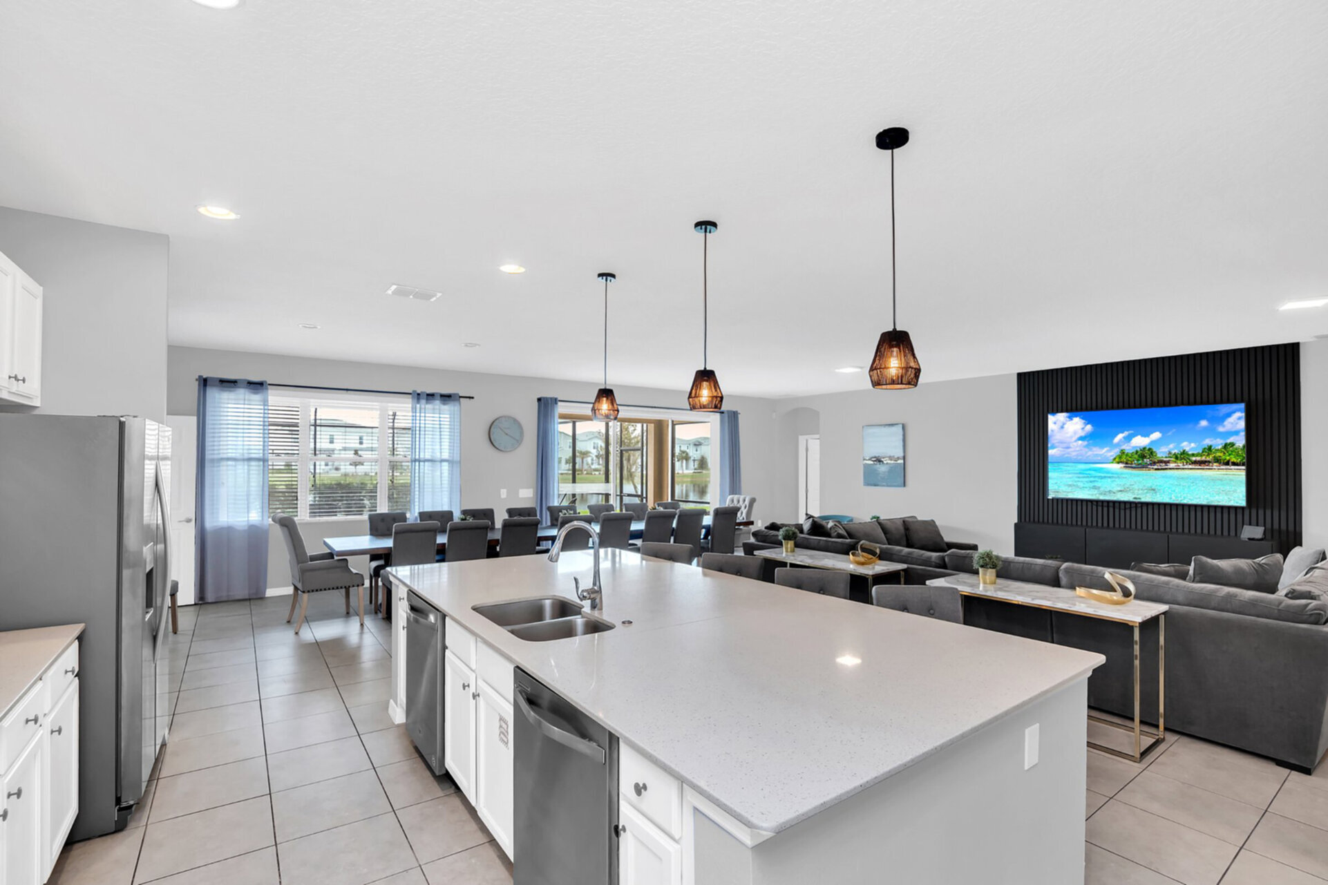 The home features 2 fridge/freezers and 2 dishwashers for convenience.
