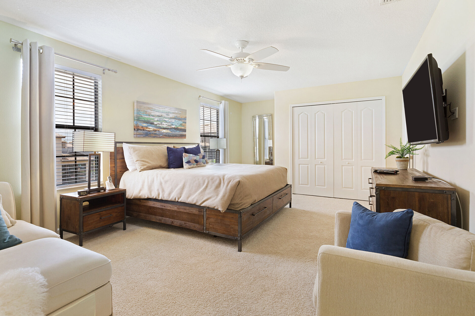 Sleep peacefully in one of the master suites with a king sized bed