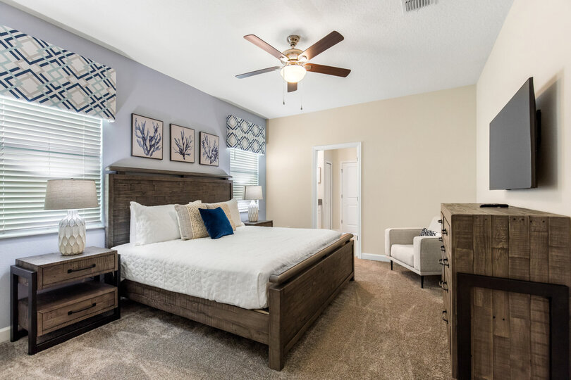 Have a goodnight sleep in this king size bedroom