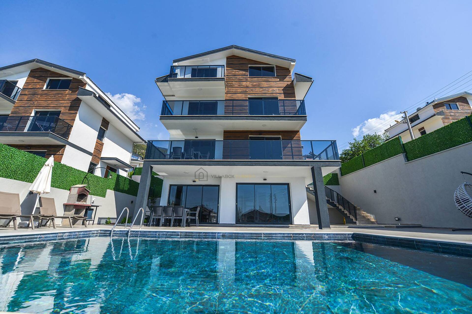 A Home Designed for Summer Living 1038