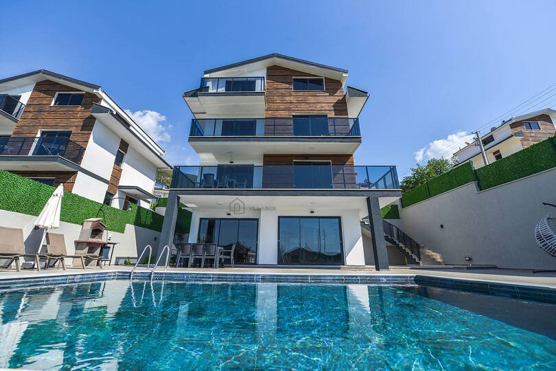 A Home Designed for Summer Living 1038