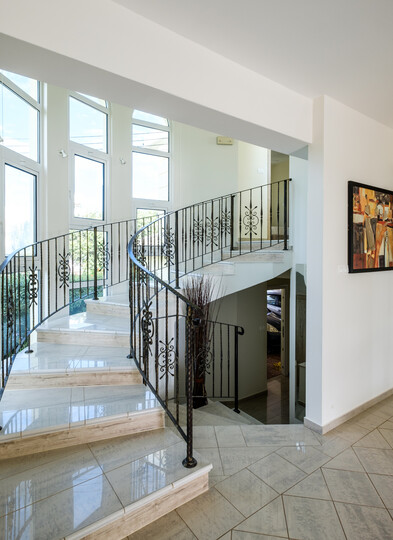 Luxury Villa with Mature Garden - 1390