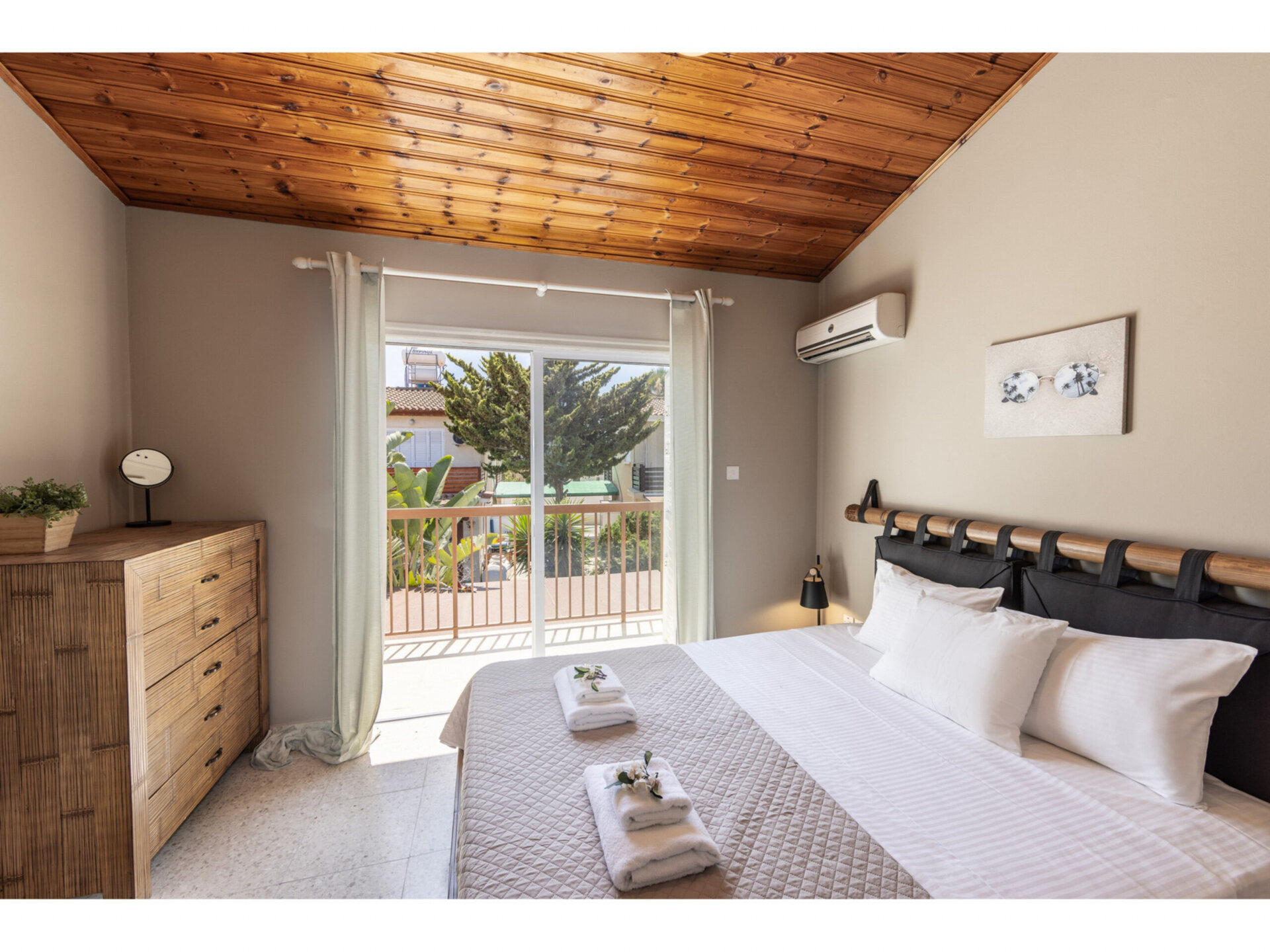Stylish in the Heart of Perivolia, Larnaca Villa 1402
