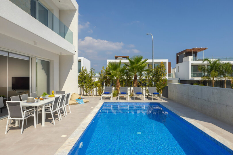 Tranquil Oasis: 6 Bedroom Villa in Protaras, 1727