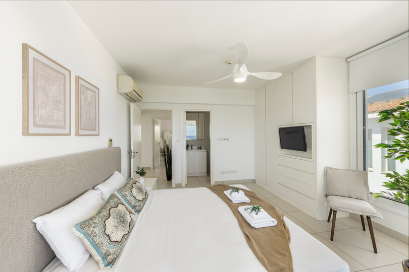 Serene Villa with 5 Bedrooms in Pernera 1543