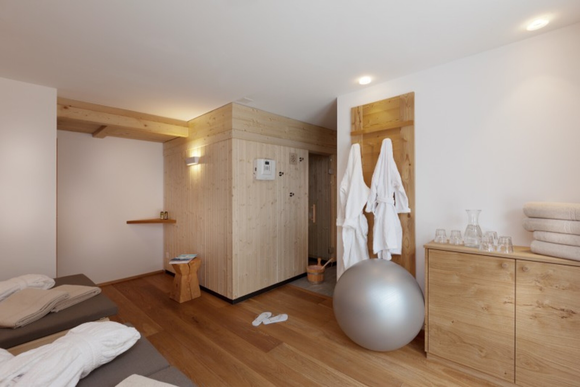 Matterhorn Gazes, Luxury Embraces 1000