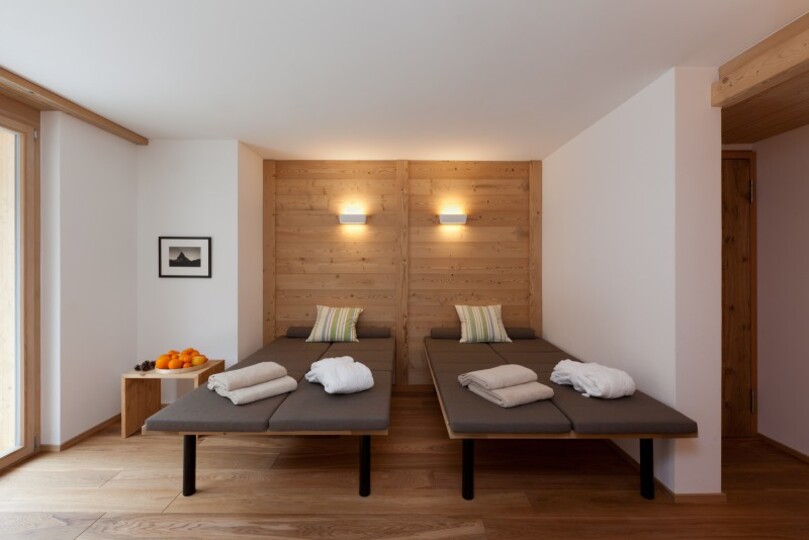 Matterhorn Gazes, Luxury Embraces 1000