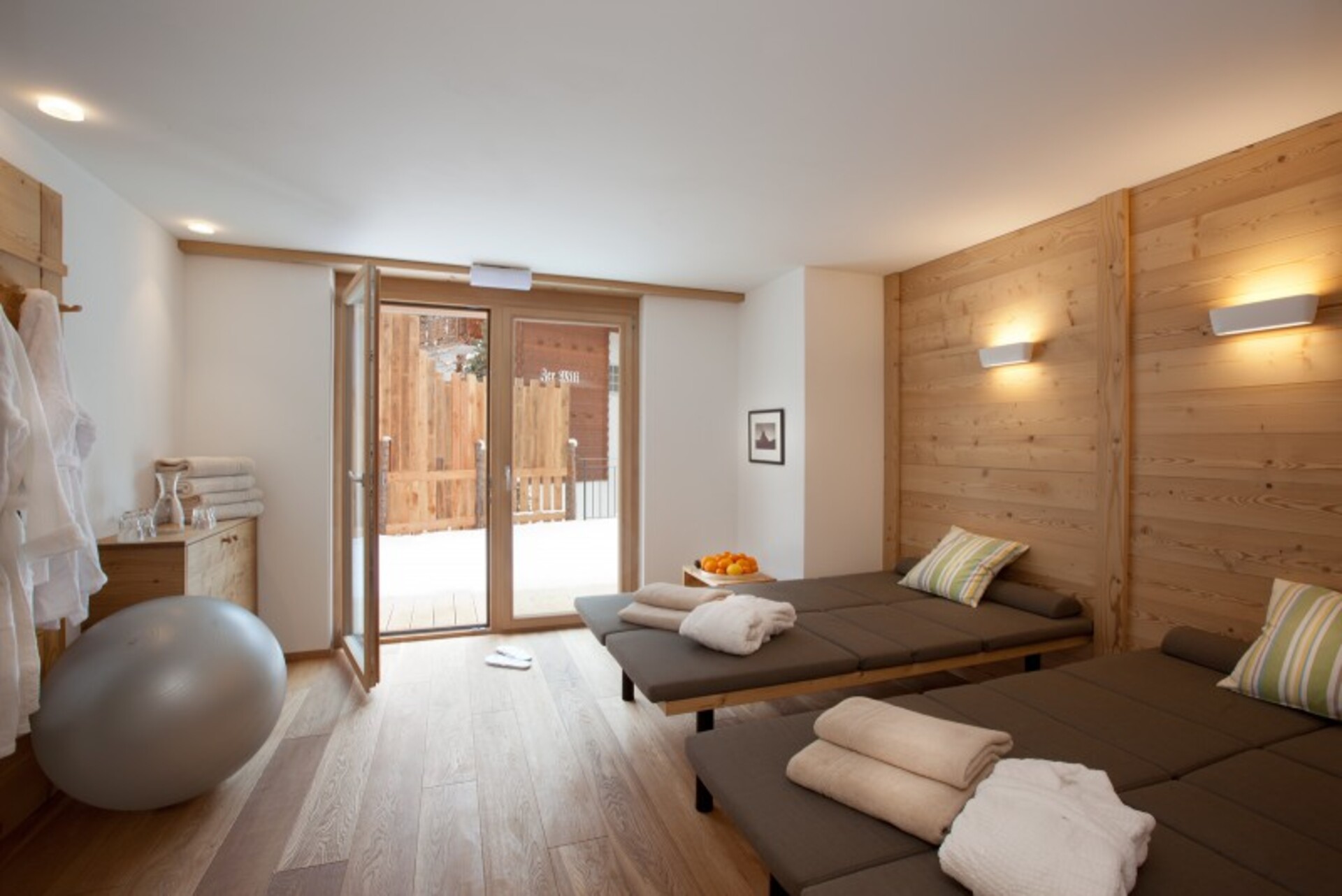 Matterhorn Gazes, Luxury Embraces 1000