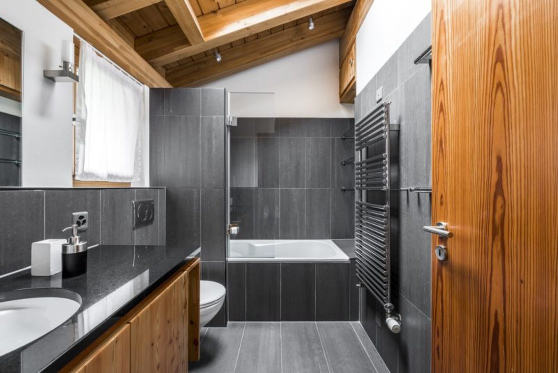 A Mountain Retreat of Elegance 1014
