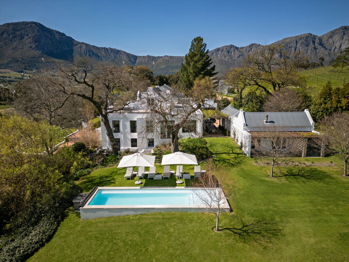 Elegant Shiraz Room with Vineyard & Mountain Views 1037
