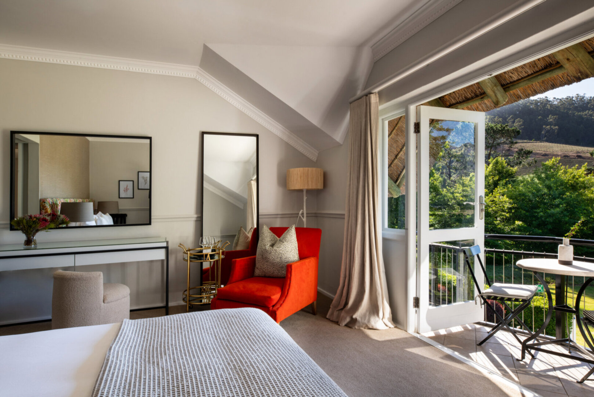 Elegant Shiraz Room with Vineyard & Mountain Views 1037