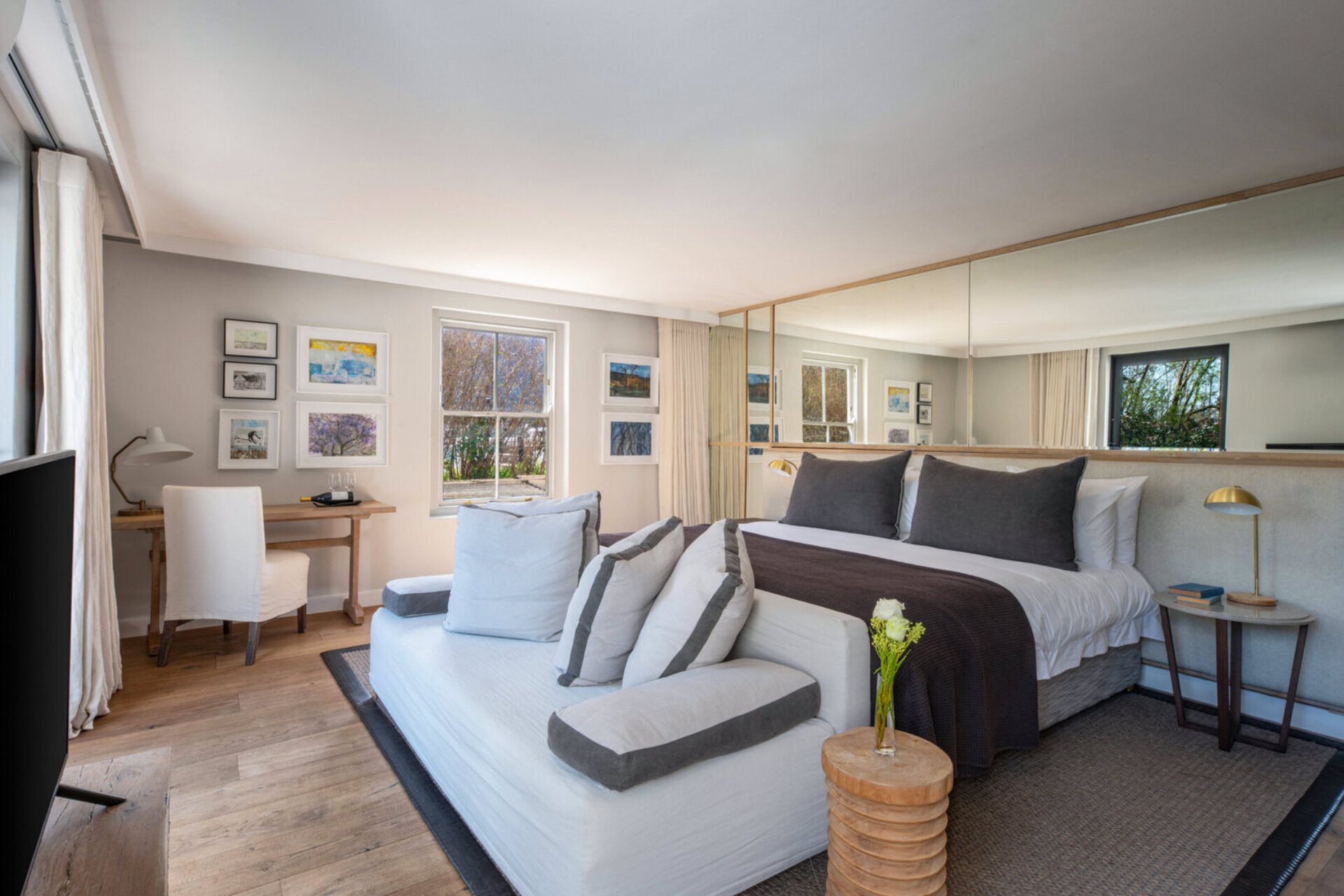 Chardonnay Room 1 with Manor Views 1044