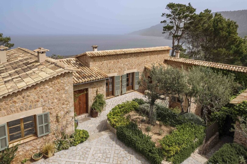 Eagle’s Point Luxury Villa with Mediterranean Views 1060