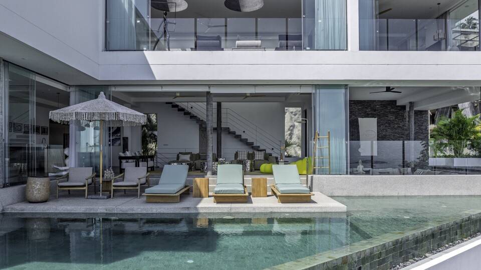 Golden Lotus - Villa Vie - Breezy pool area