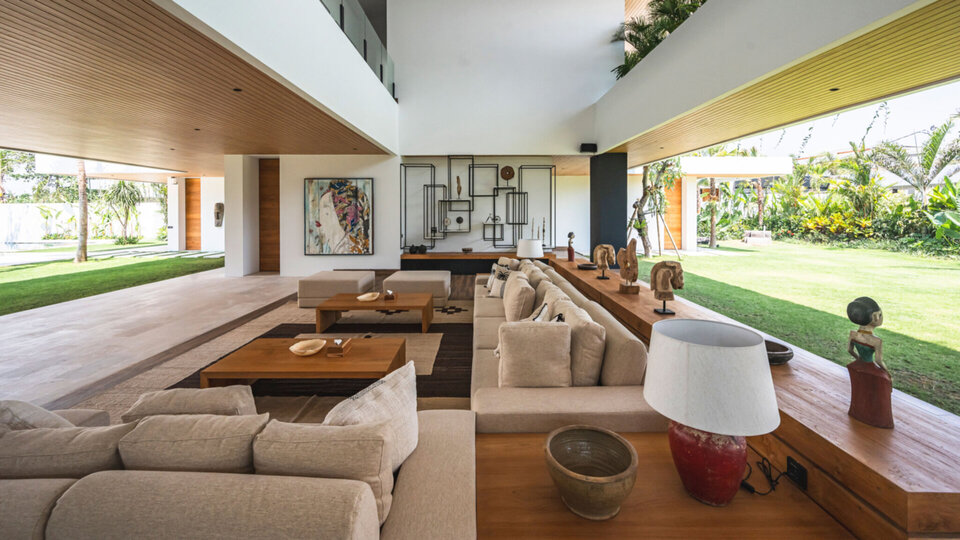Spacious high cieling living area