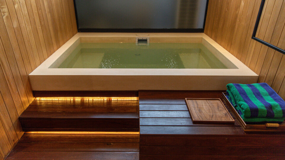 Rejuvinating cold bath pool