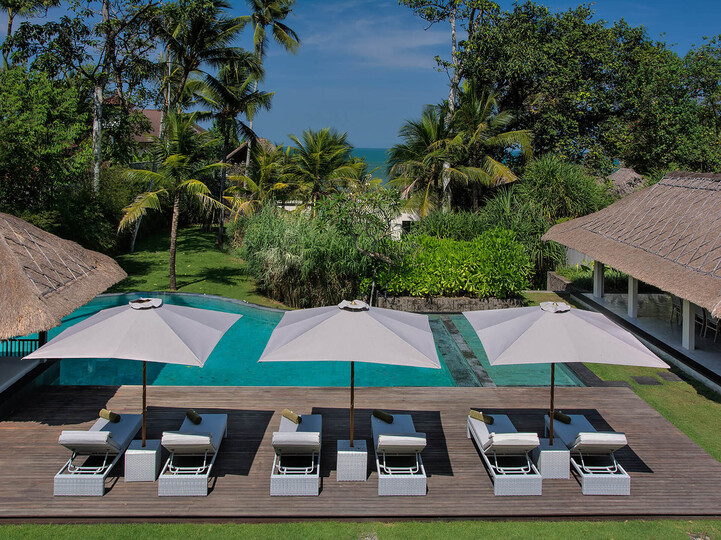 The pool and views to the sea