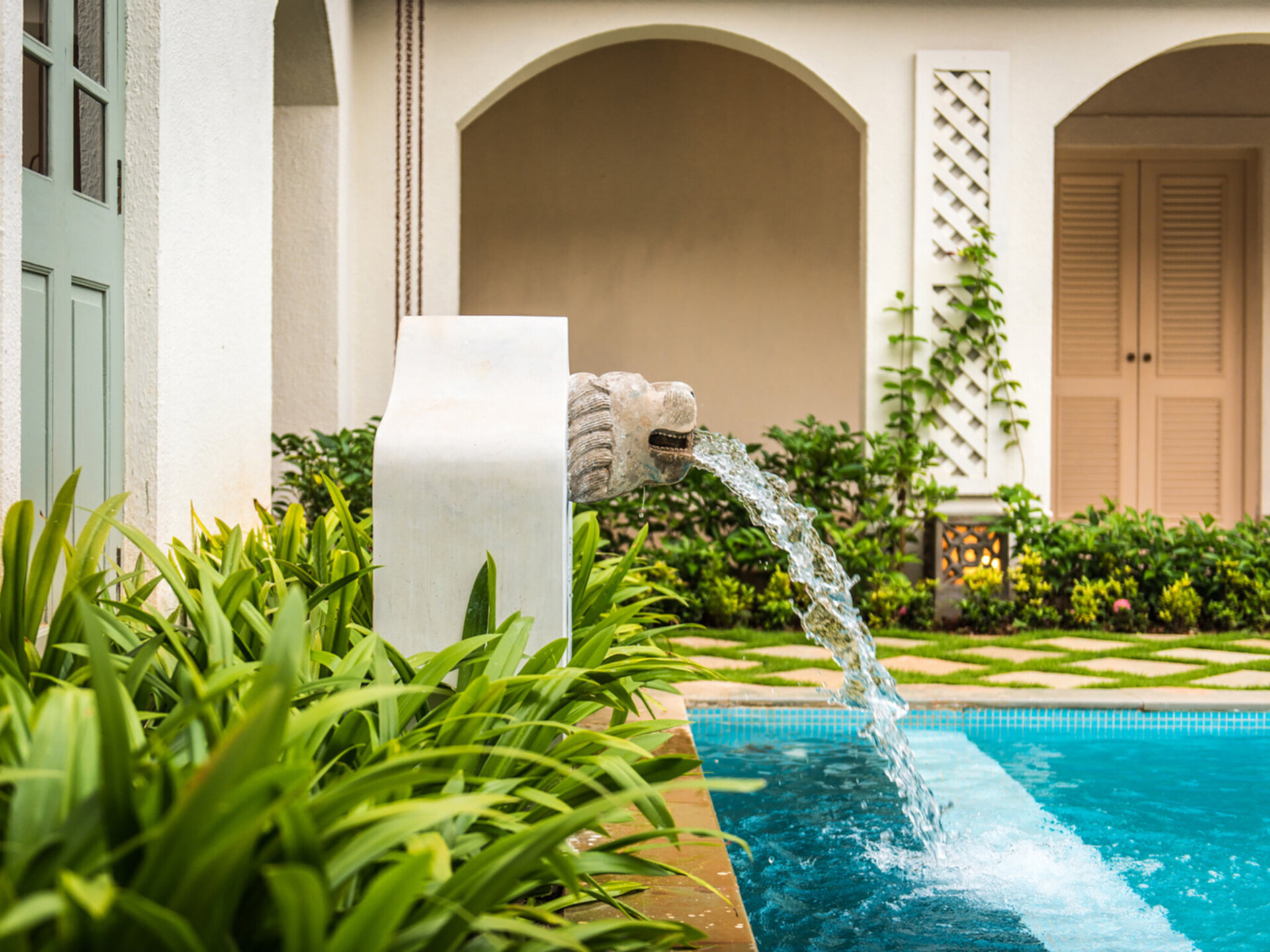 Pool fountain
