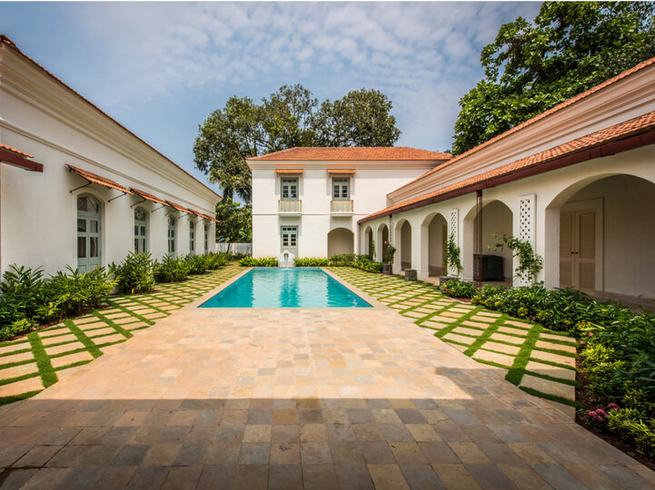 Spacious poolside