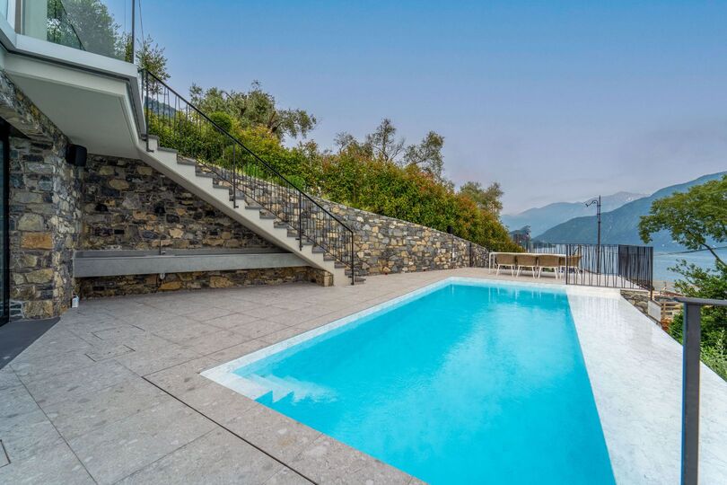 Luxurious 4 Bedroom Villa with Stunning Views in Lombardy