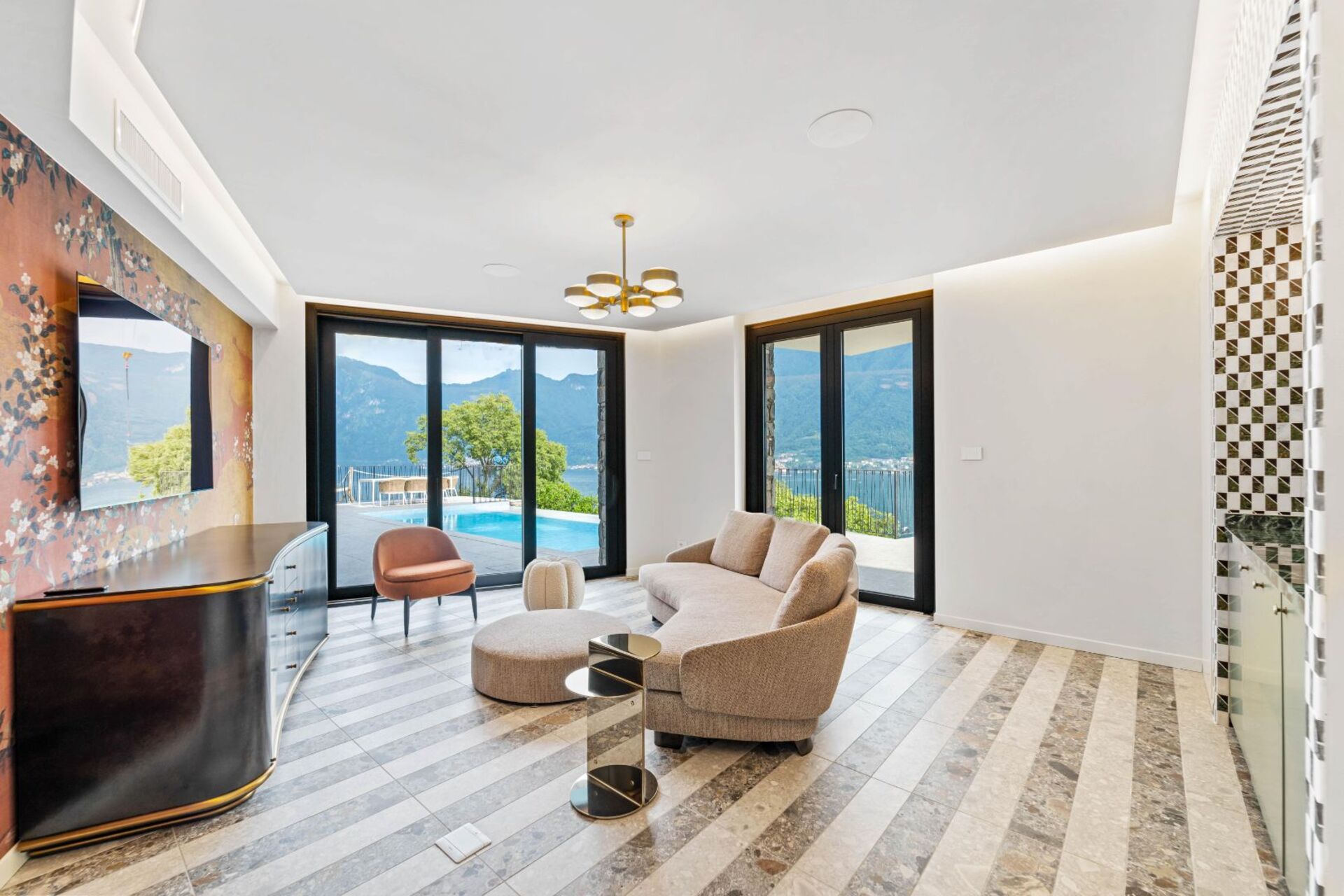Luxurious 4 Bedroom Villa with Stunning Views in Lombardy