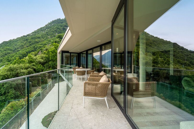 Luxurious 4 Bedroom Villa with Stunning Views in Lombardy