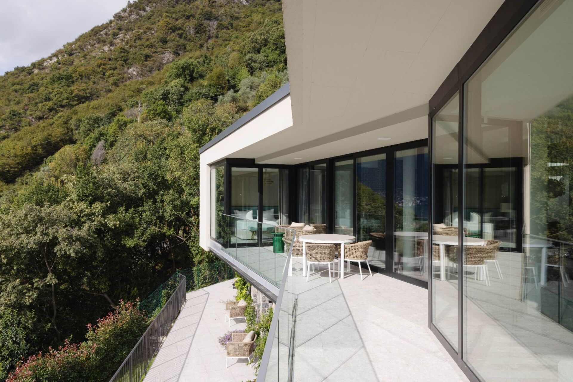 Luxurious 4 Bedroom Villa with Stunning Views in Lombardy