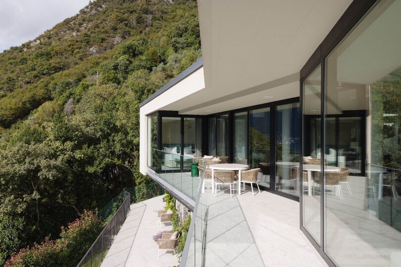 Luxurious 4 Bedroom Villa with Stunning Views in Lombardy