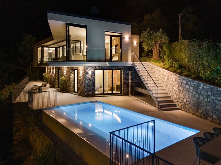 Luxurious 4 Bedroom Villa with Stunning Views in Lombardy