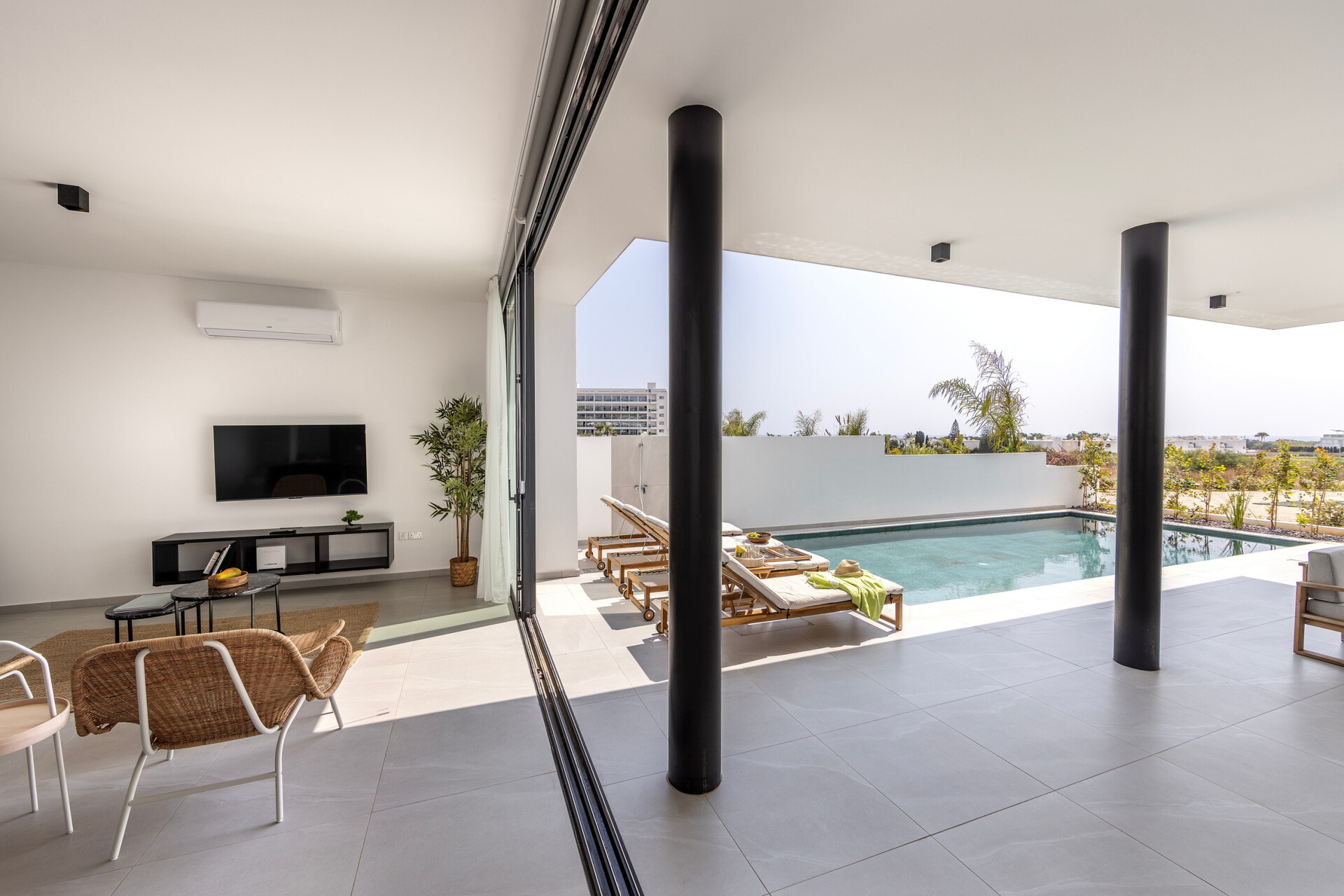 5 Star Villa Aqua Pearl - Contemporary Coastal Escape