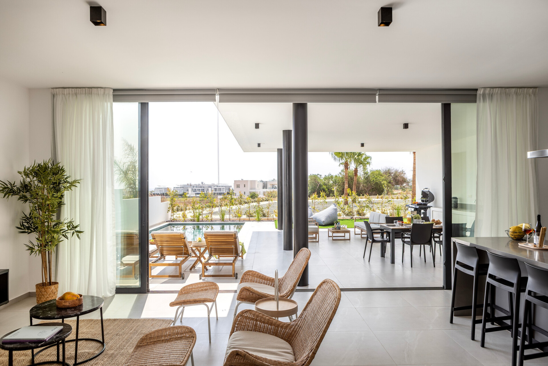 5 Star Villa Aqua Pearl - Contemporary Coastal Escape