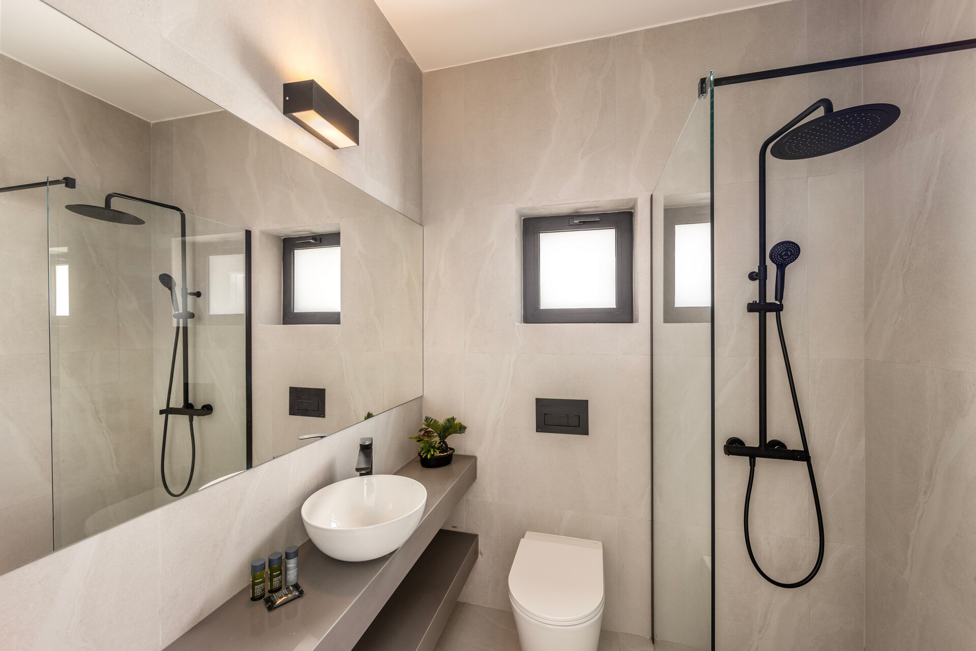5 Star Villa Aqua Pearl - Contemporary Coastal Escape