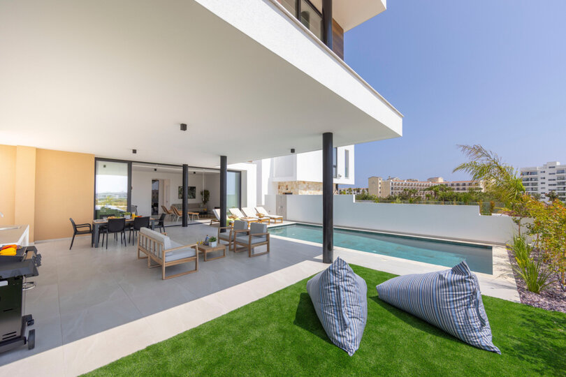 5 Star Villa Aqua Pearl - Contemporary Coastal Escape