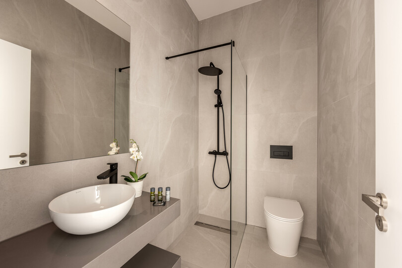 5 Star Villa Aqua Pearl - Contemporary Coastal Escape
