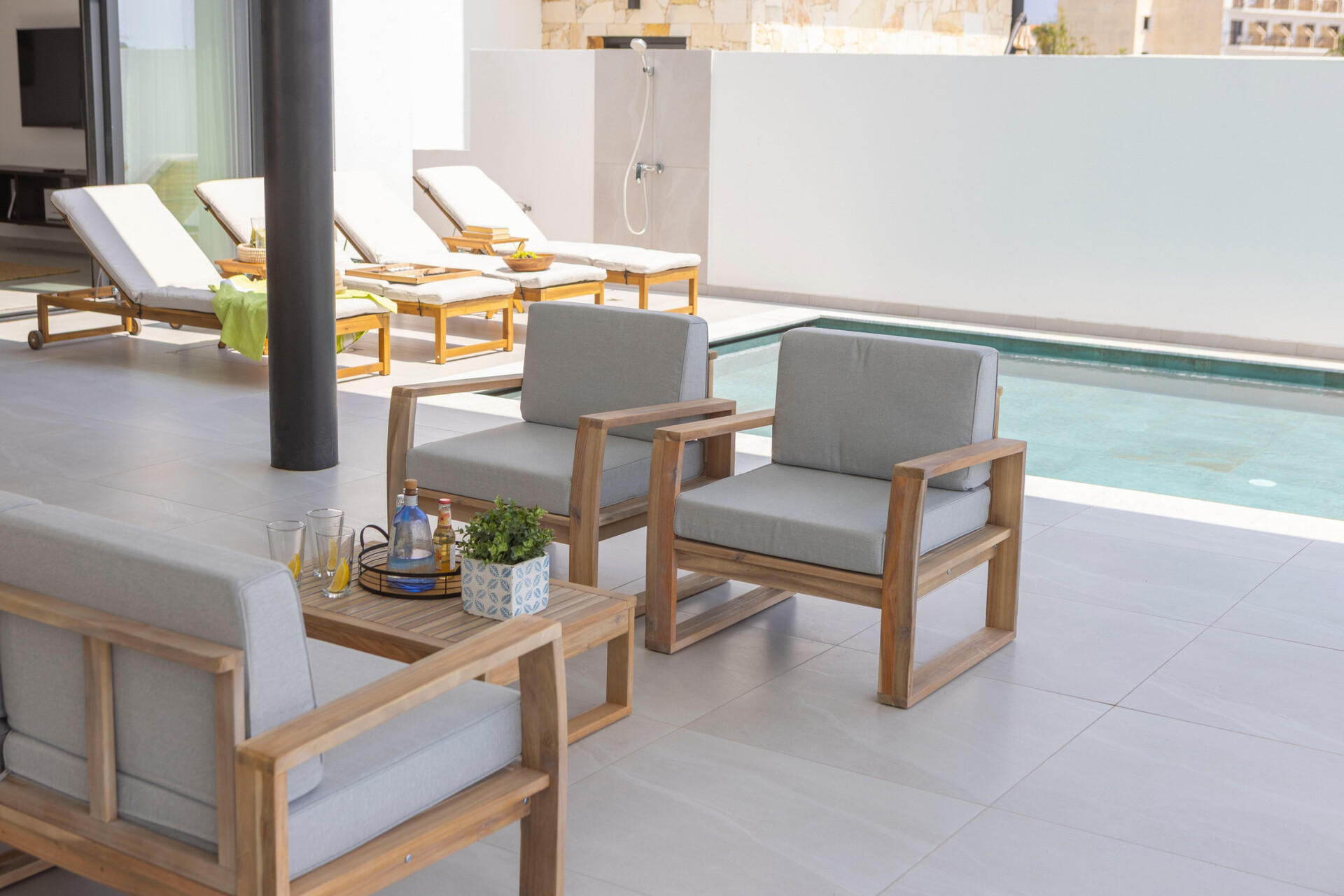 5 Star Villa Aqua Pearl - Contemporary Coastal Escape