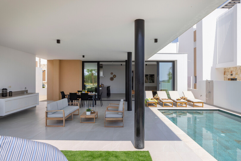 5 Star Villa Aqua Pearl - Contemporary Coastal Escape