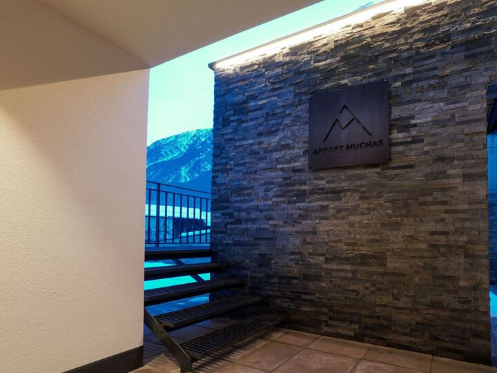 Luxurious 2-Bed Apartment in Landeck, Sleeps 3, 1130