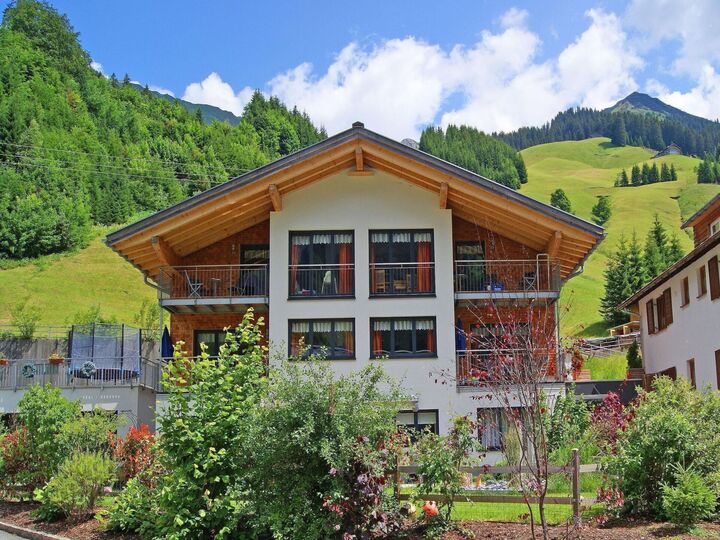 Gorgeous 4-Bed Apartment in Bregenz, Sleeps 8, 1040, Schröcken, Austria