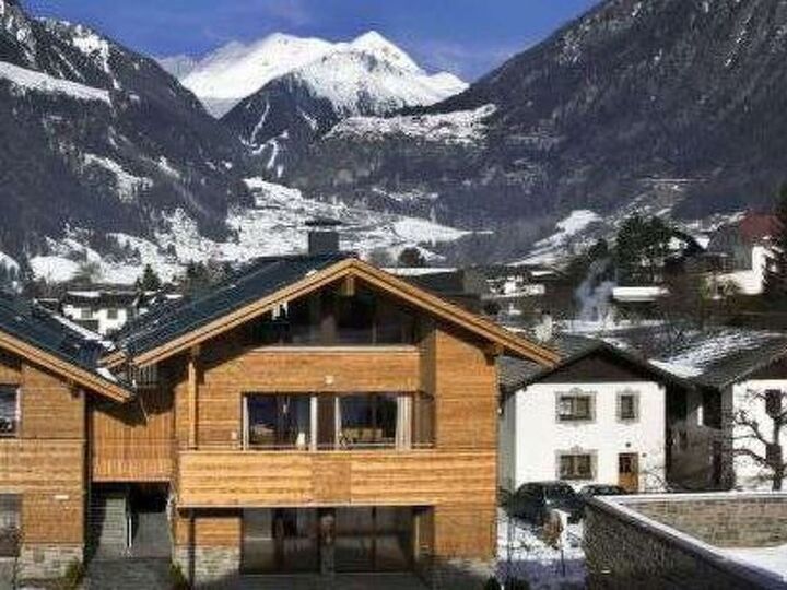 Luxurious 4-Bed Apartment in Lienz, Sleeps 10, 1118