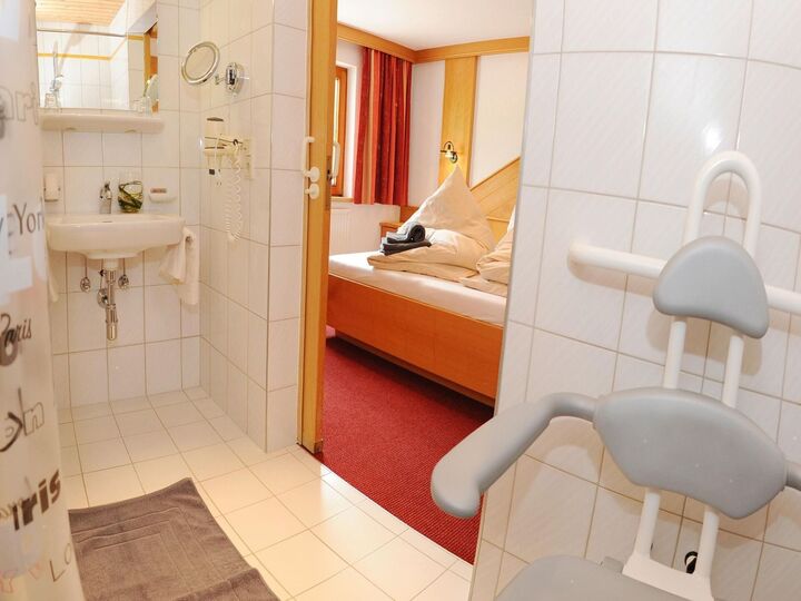 Spacious 2-Bed Apartment in Landeck, Sleeps 5, 1111
