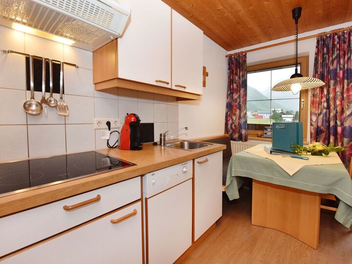 Beautiful 1-Bed Apartment in Landeck, Sleeps 2, 1112
