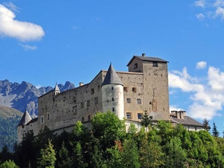 Gorgeous 2-Bed Apartment in Landeck, Sleeps 4, 1125