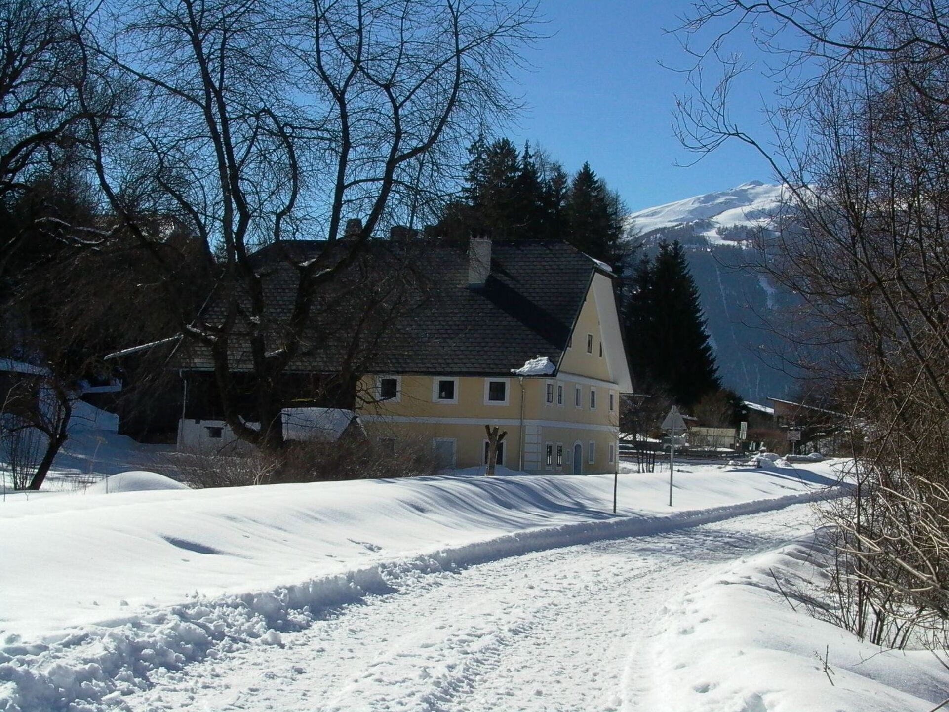 Stylish 4-Bed Apartment in Tamsweg, Sleeps 12, 1103