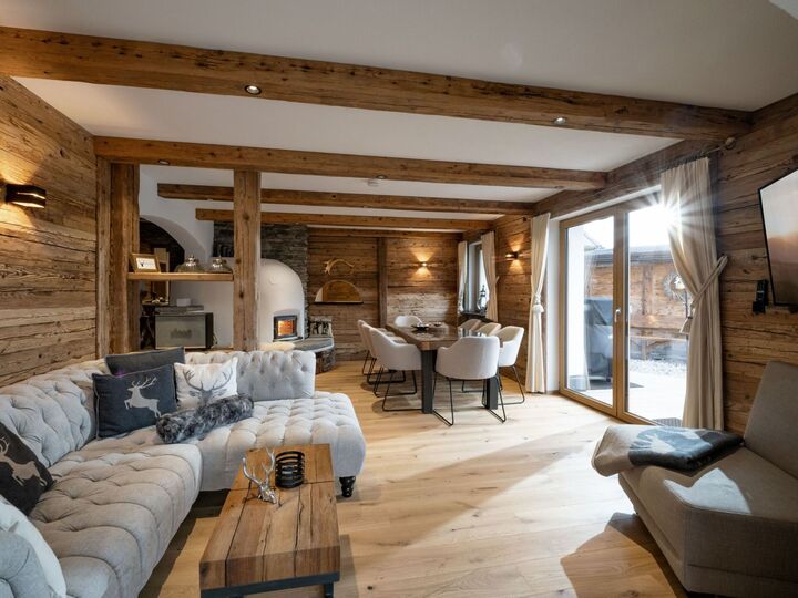 Stylish 4-Bed Apartment in Kitzbuhel, Sleeps 8, 1170, Brixen im Thale, Austria