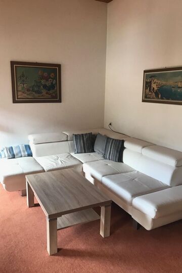 2-Bed Apartment in Sankt Johann im Pongau, Sleeps 3, 1129