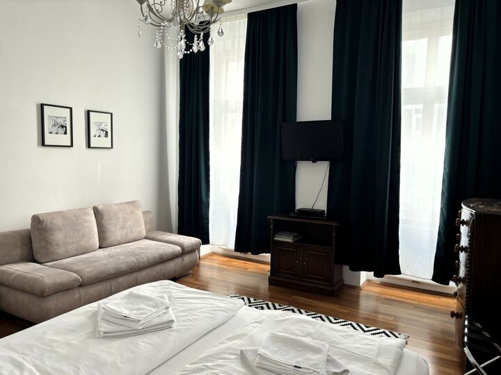Spacious 6-Bed Apartment in Wien, Sleeps 10, 1010