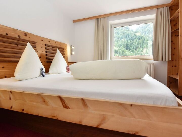 Elegant 1-Bed Apartment in Landeck, Sleeps 3, 1142
