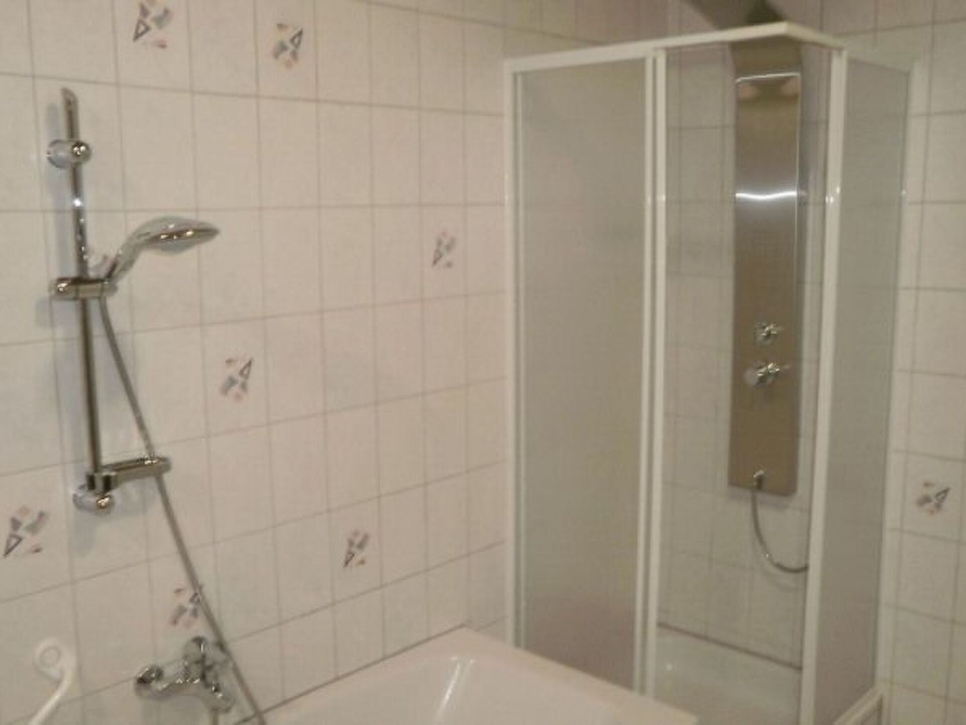 Exclusive 3-Bed Apartment in Schwaz, Sleeps 5, 1145