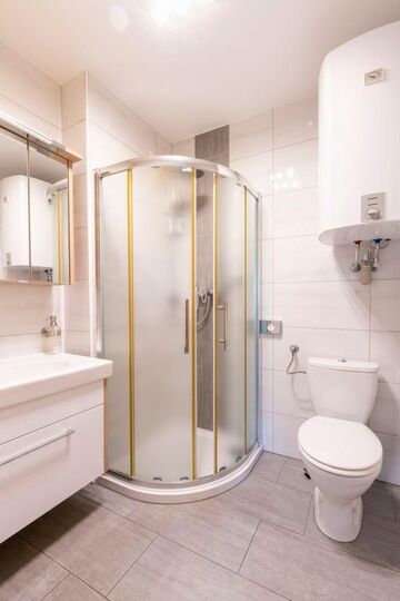 2-Bed Apartment in Klagenfurt-Land, Sleeps 4, 1087
