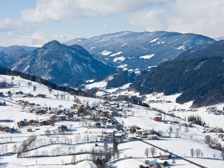 Idyllic 3-Bed Apartment in Liezen, Sleeps 10, 1023